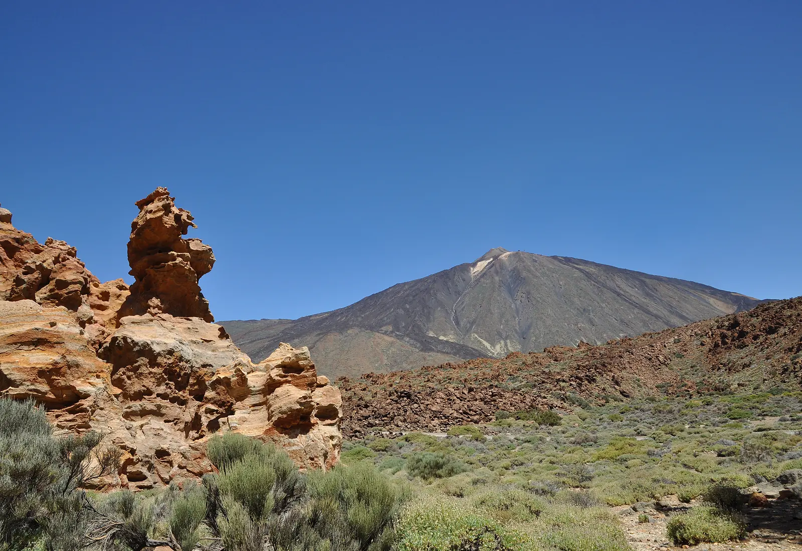 Der Teide im Nationalpark auf Teneriffa mit Felsformationen im Vordergrund Der Teide im Nationalpark auf Teneriffa mit Felsformationen im Vordergrund