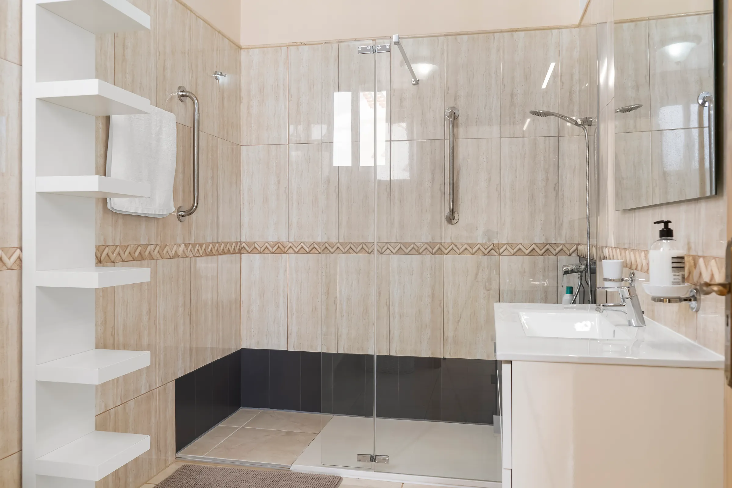 Bad von Schlafzimmer 1 der Villa Alexander mit Regendusche und Waschtisch
