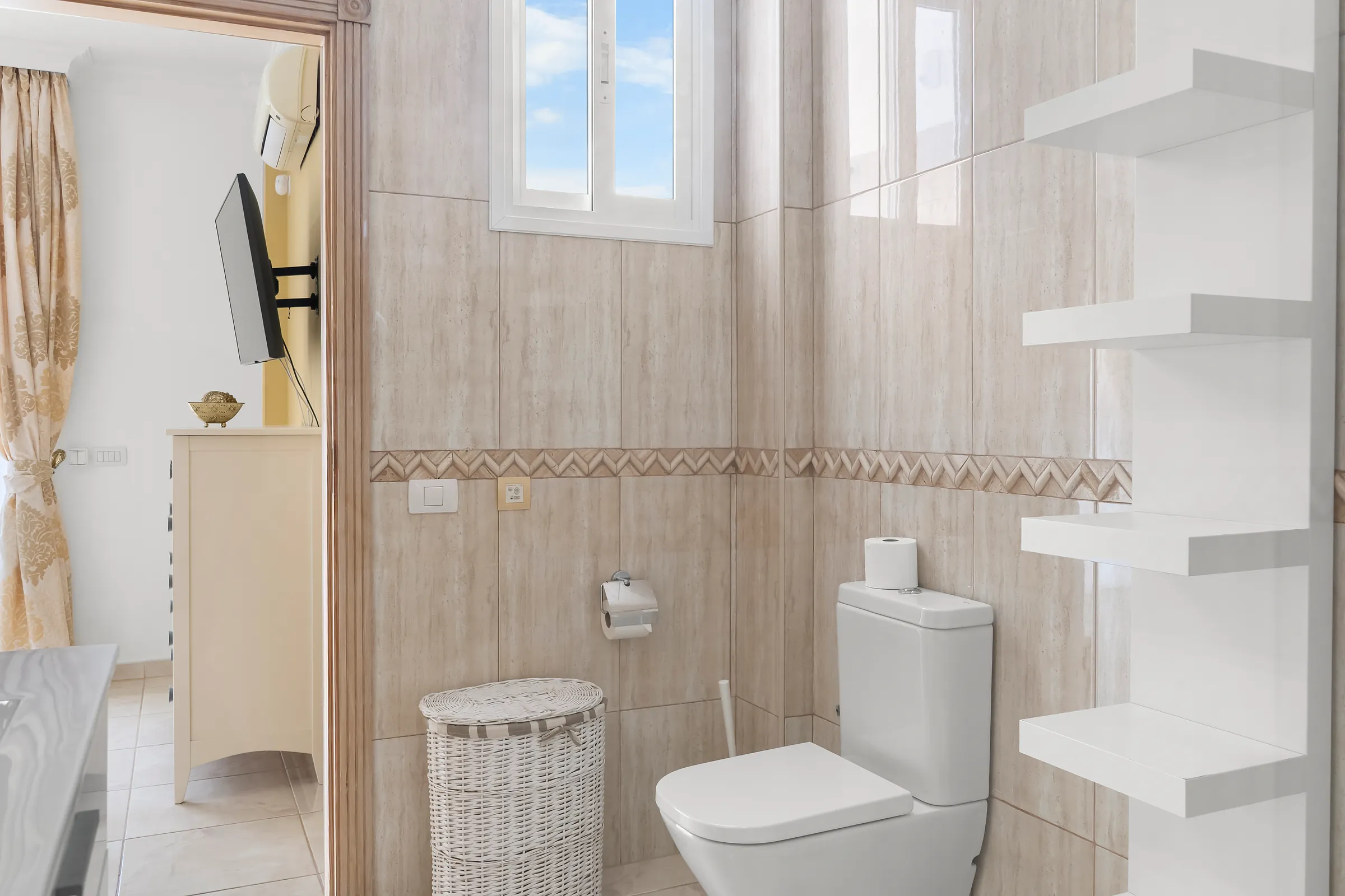 Bad von Schlafzimmer 1 der Villa Alexander mit WC und Regal