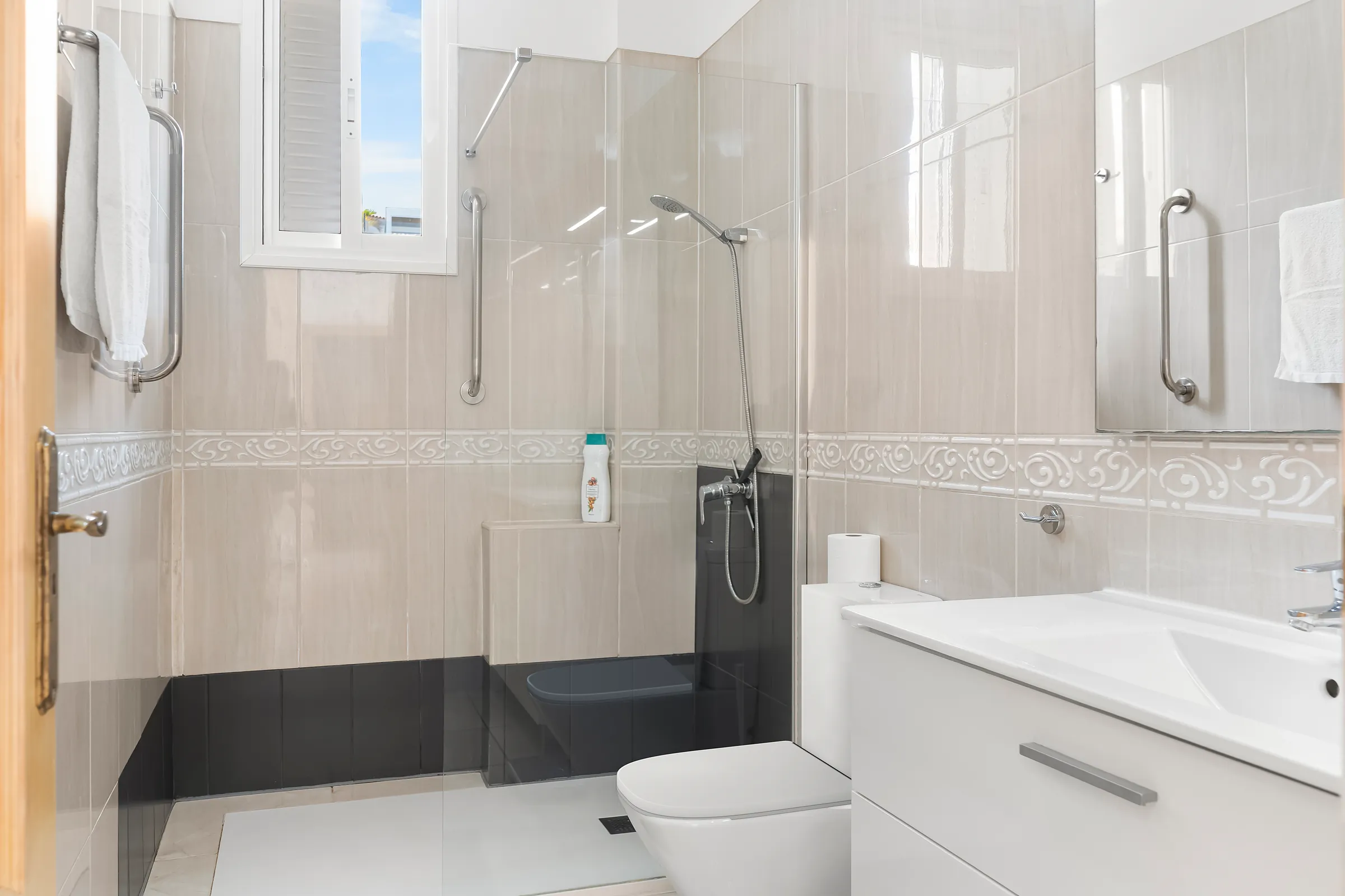 Bad 2 der Villa Alexander mit Regendusche, WC und Waschtisch