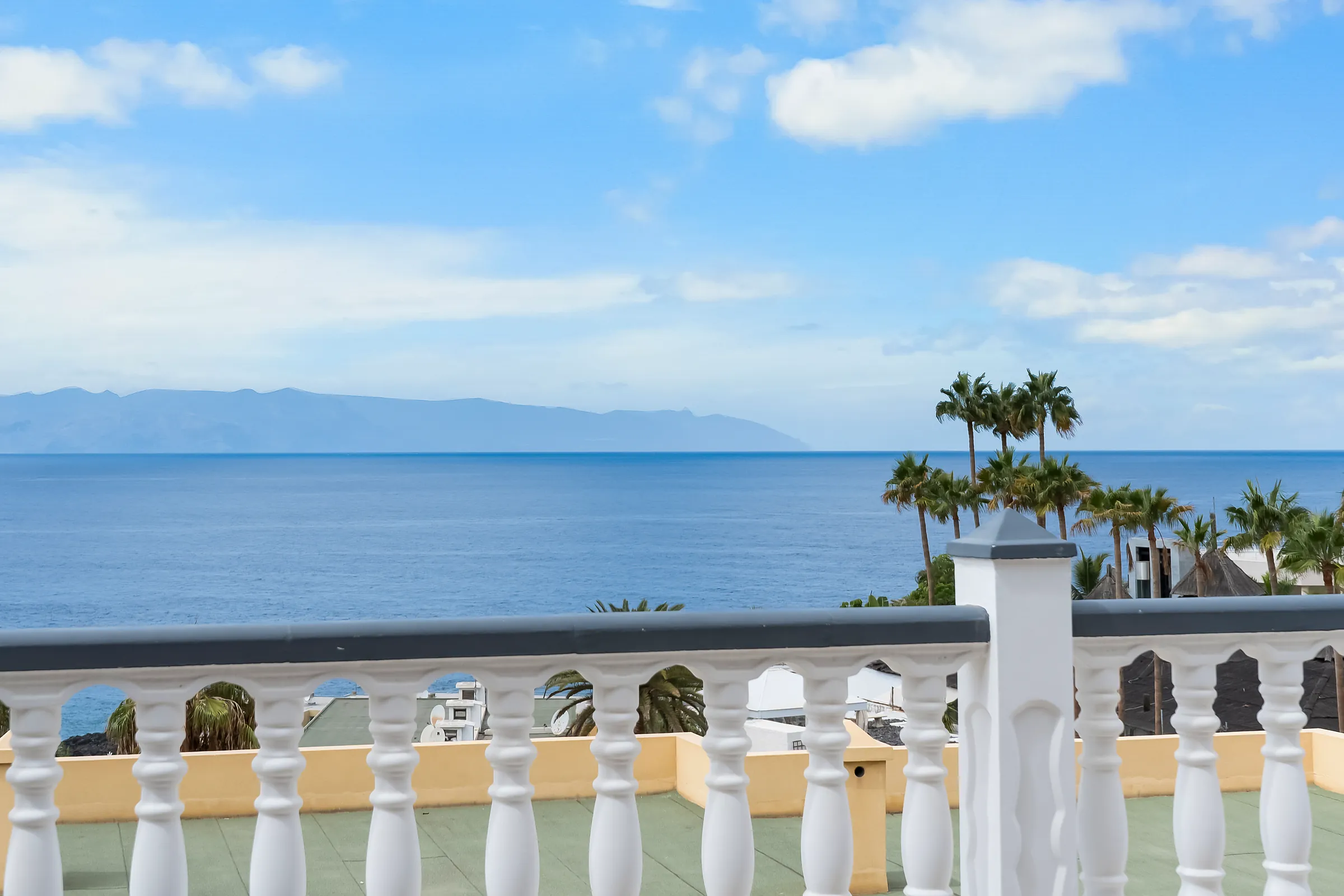 Palmen und Atlantik mit der Insel La Gomera, gesehen von der Terrasse der Villa Alexander