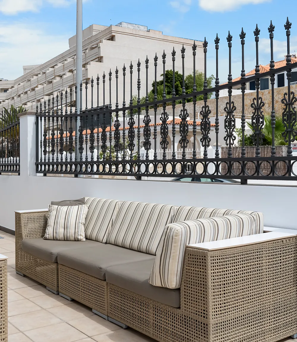Rattan-Lounge auf der Terrasse der Villa Alexander