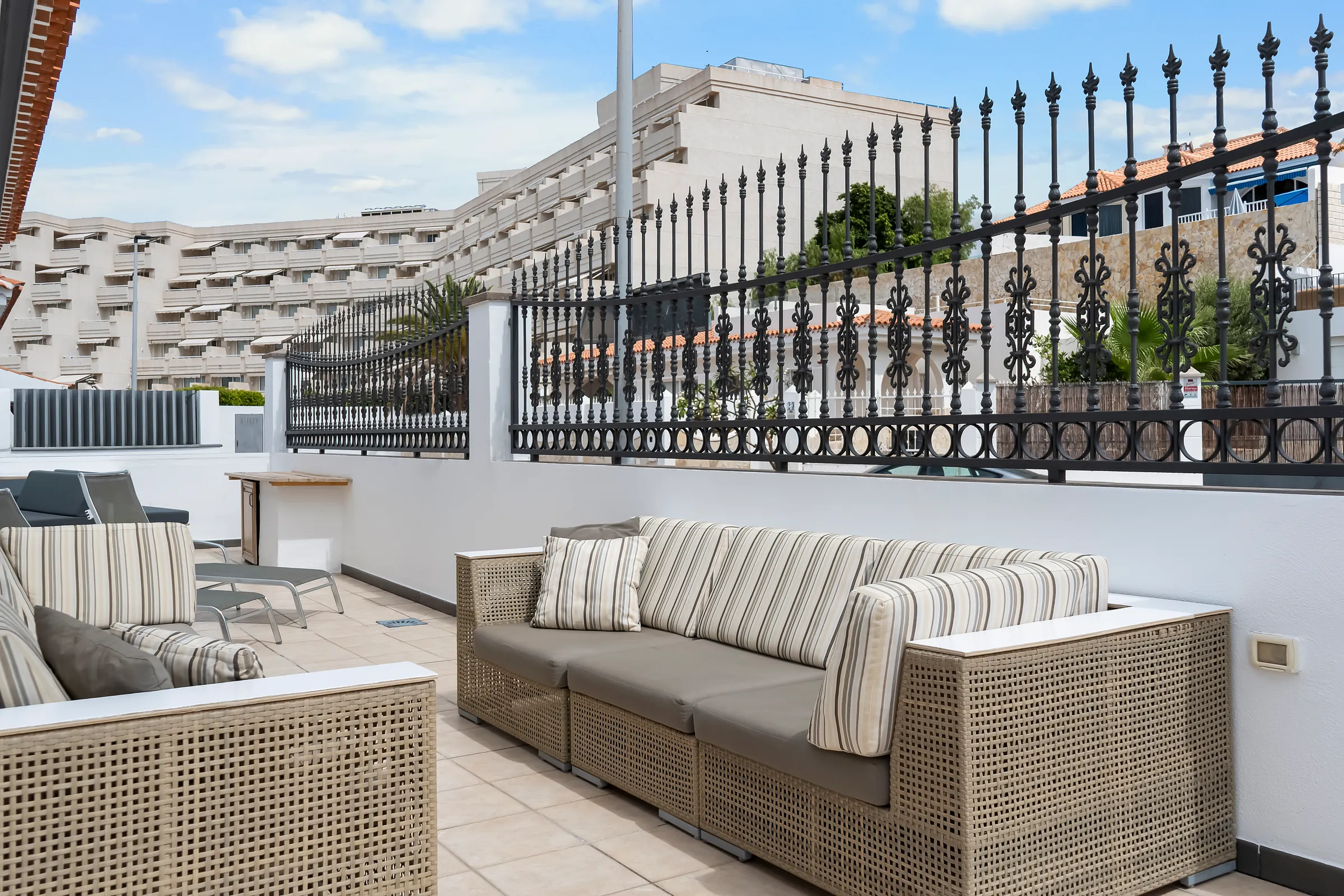 Rattan-Lounge auf der Terrasse der Villa Alexander