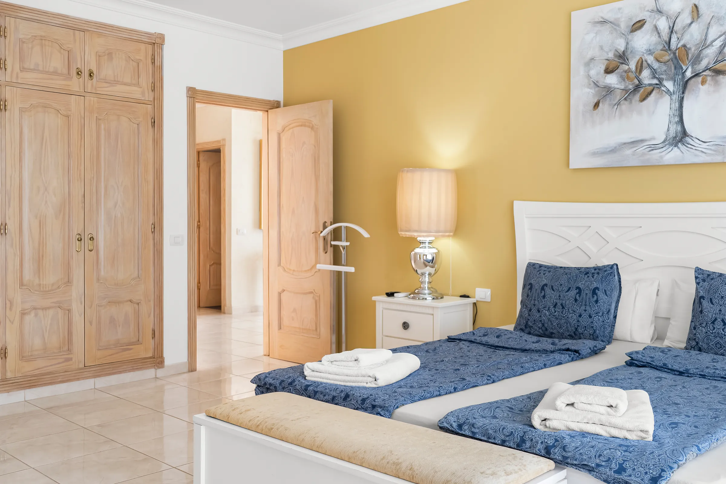 Schlafzimmer 1 der Villa Alexander mit Einbauschrank und Doppelbett