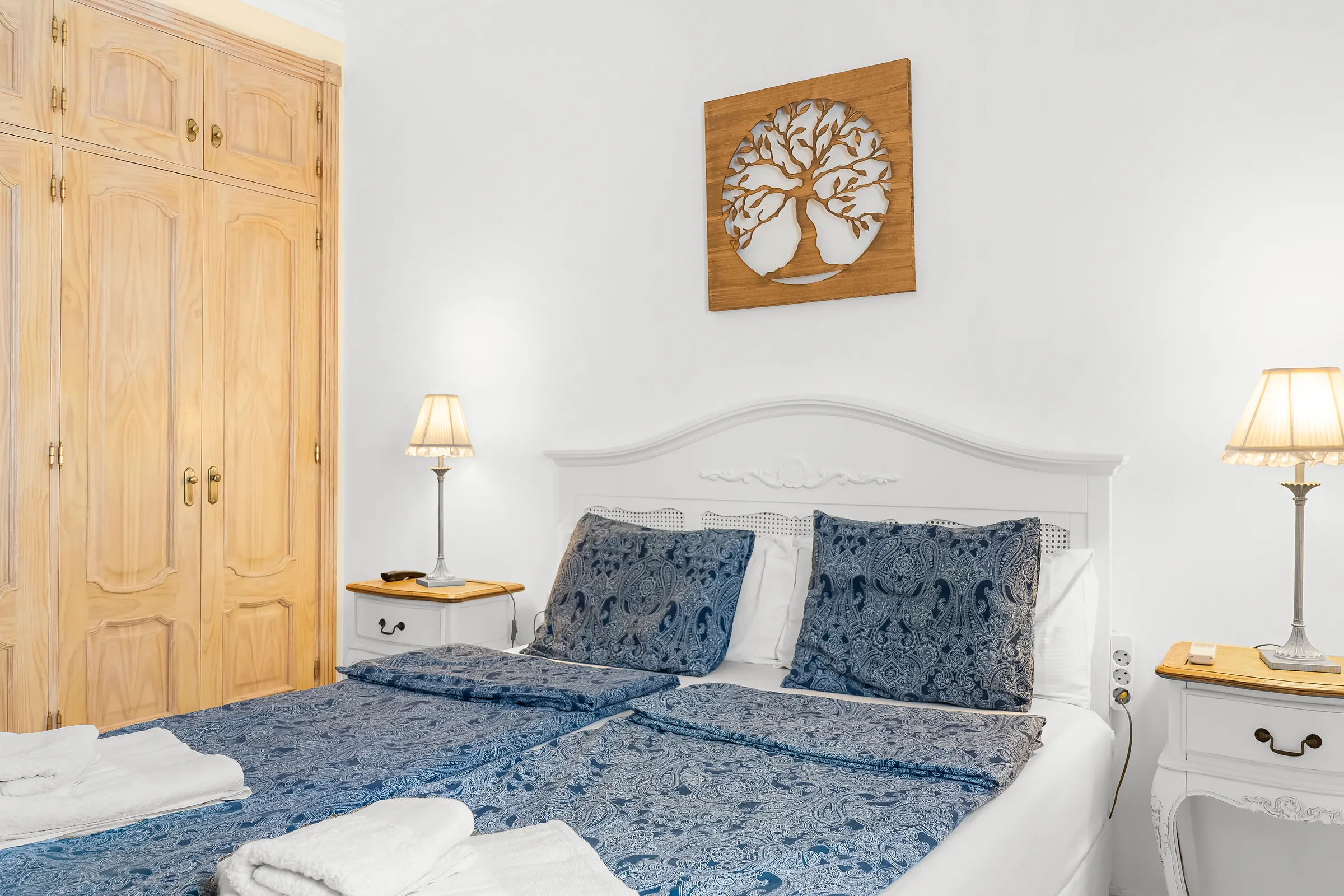 Schlafzimmer 2 der Villa Alexander mit Einbauschrank und Doppelbett