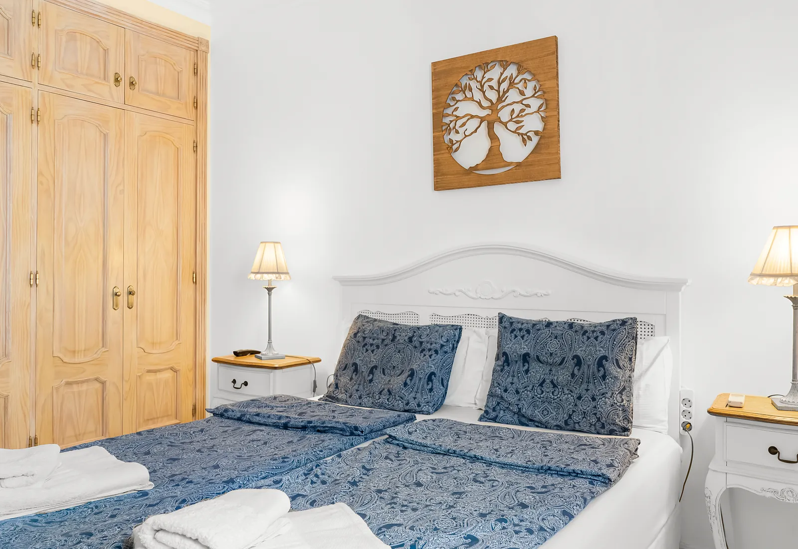 Schlafzimmer 2 der Villa Alexander mit Einbauschrank und Doppelbett