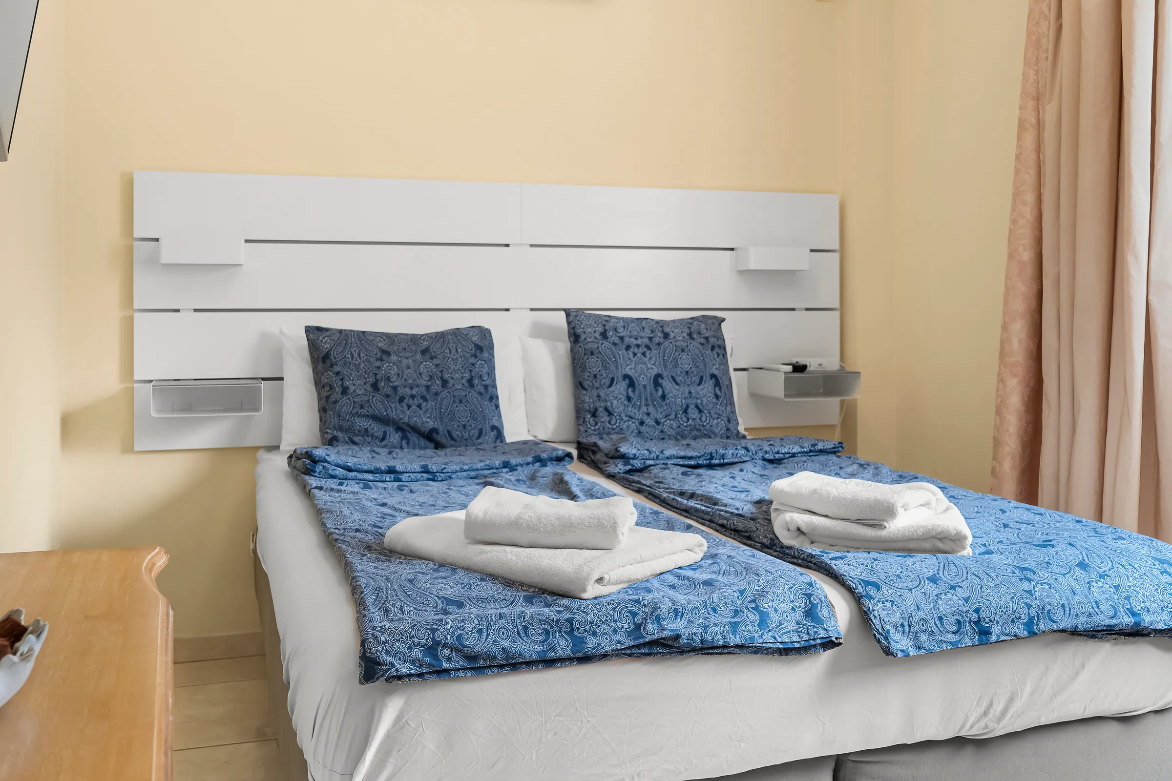 Schlafzimmer 3 der Villa Alexander mit Bett und weißem Kopfteil