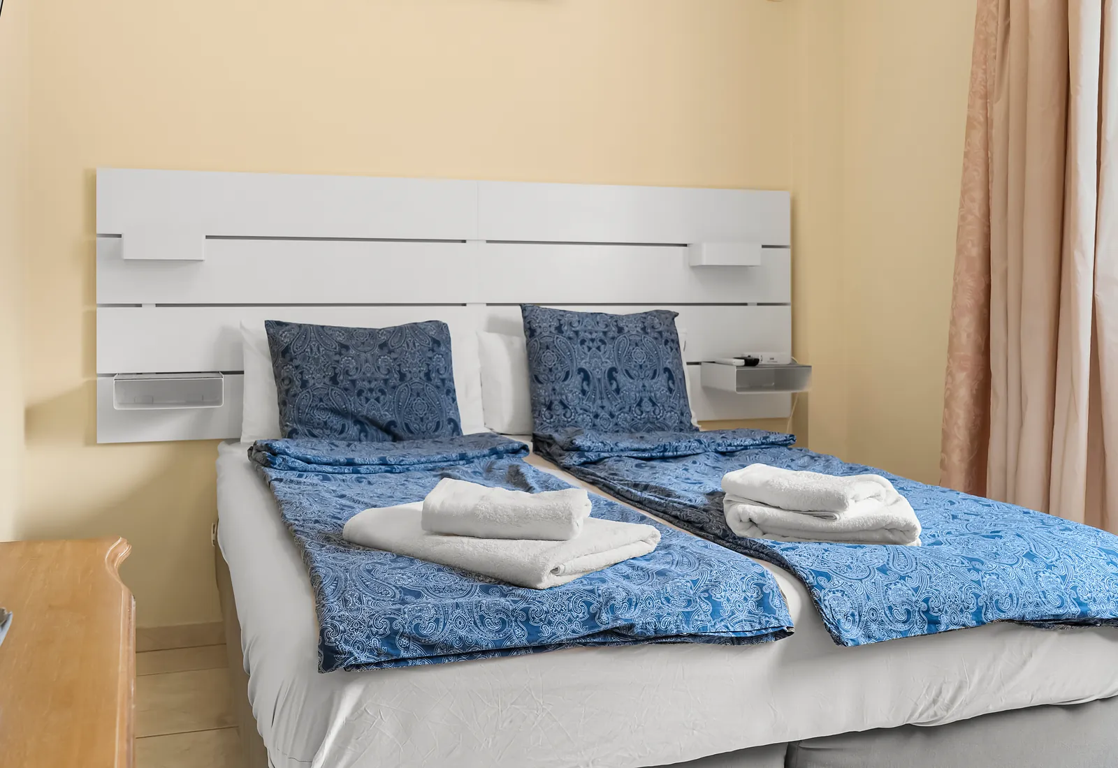 Schlafzimmer 3 der Villa Alexander mit Bett und weißem Kopfteil