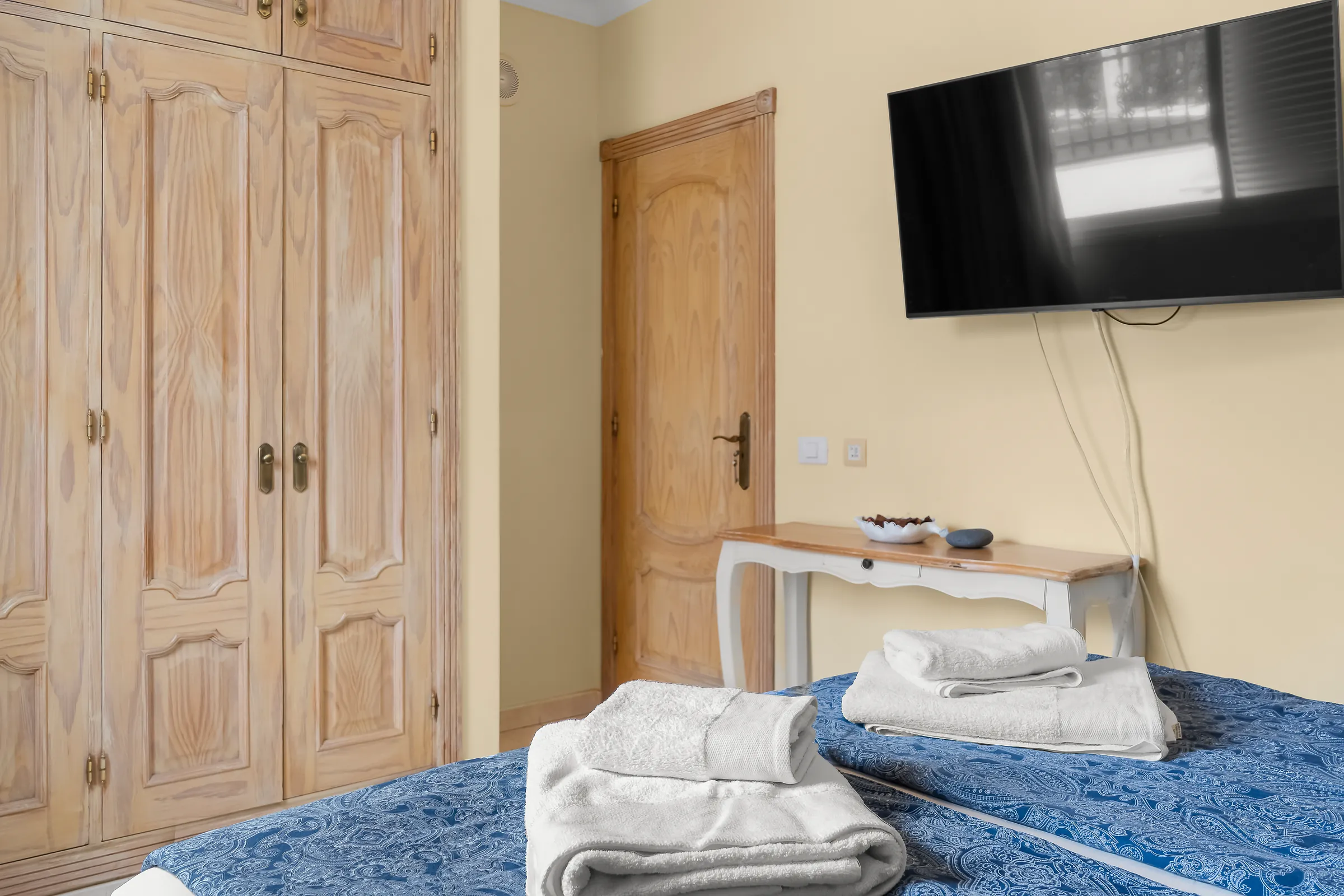 Schlafzimmer 3 der Villa Alexander mit Einbauschrank und Fernseher