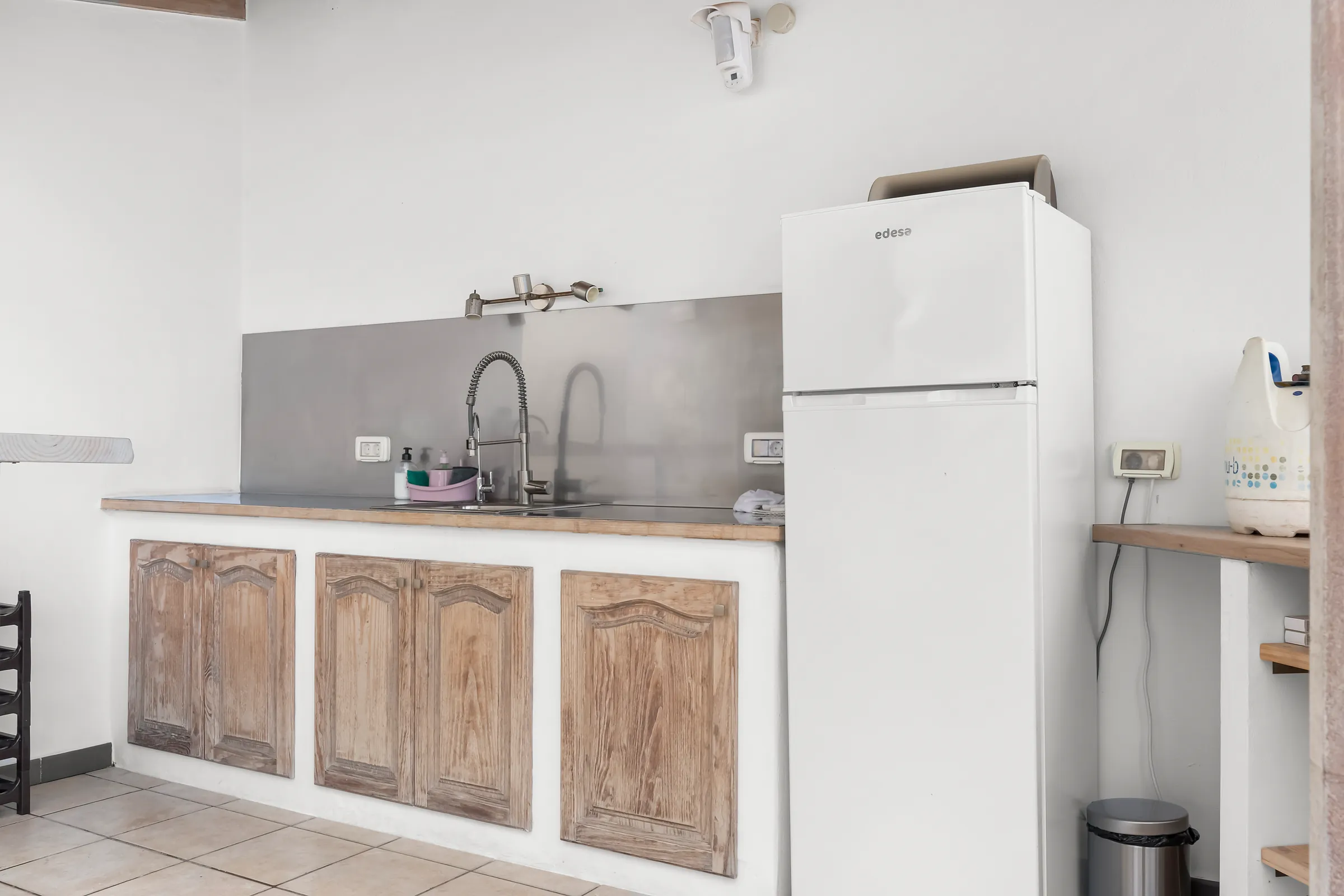 Spüle und Kühlschrank in der Sommerküche der Villa Alexander