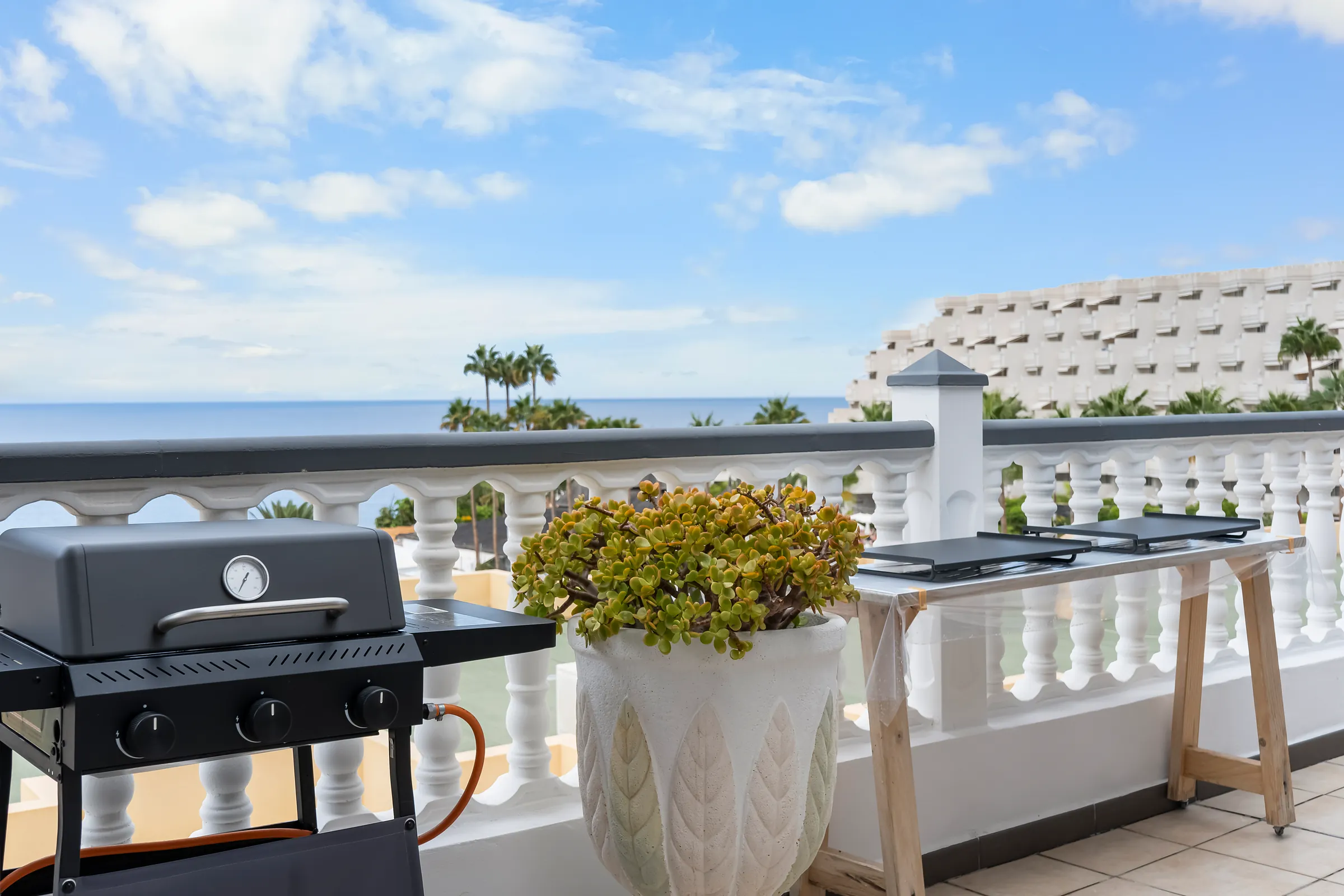 Gasgrill auf der Terrasse der Villa Alexander mit Blick über das Meer